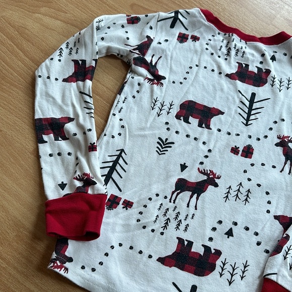 8/$25 The Children's Place Moose and Bear Festive Winter Pajama Top Kids Size 6 - Picture 7 of 9